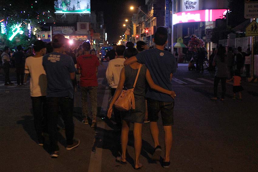 A couple walk arm in arm after attending the first "Simbang Gabi" (night mass) on Friday, Dec. 16 at the San Pedro Cathedral in Davao City. (Paulo C. Rizal/davaotoday.com)