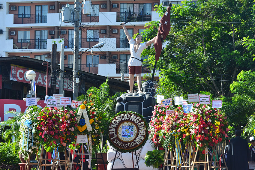 The monument of national hero, Andres Bonifacio in Davao City is filled with flowers after the local government agencies and private sectors pay tribute to the father of the Philippine Revolution on Wednesday, Nov.30, 2016. (Robby Joy Salveron/davaotoday.com)