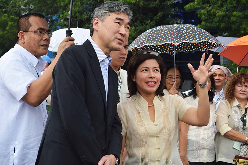 City administrator, Atty. Zuleika Lopez, situates US Ambassador Sung Y. Kim, about the bomb blast incident at the Roxas night market along Roxas Avenue in Davao City.  The US ambassador paid a courtesy call on Wednesday, December 14 to Davao City Mayor Sara Duterte-Carpio. (Medel V. Hernani/davaotoday.com)