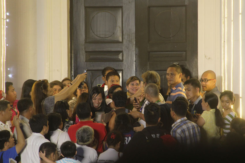 Davao City Mayor Sara Duterte takes selfies with Dabawenyos at the opening of the annual Pasko Fiesta celebration at the City Hall, Friday, Dec.2. (Earl O. Condeza/davaotoday.com) 