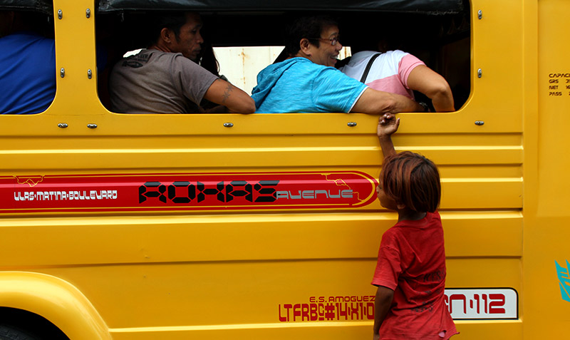 Children sing Christmas carols to jeepney passengers in exchange for loose change in Ulas, Davao City on Wednesday afternoon, Dec. 21. (Paulo C. Rizal/davaotoday.com)