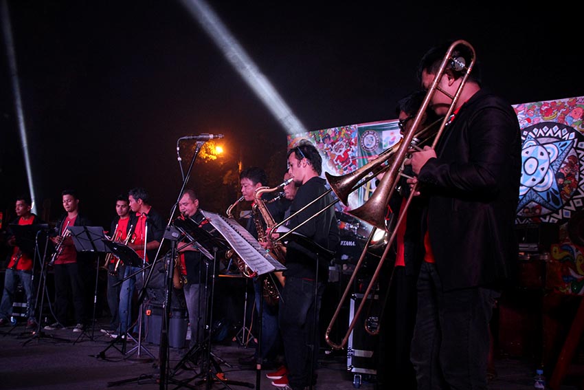 The Angkols, a 16-man jazz band performs during the Pasko Daba-Daba sa Roxas 2016 on Wednesday night, Dec. 21. The event is one of the activities prepared by the City Tourism Operations Office of Davao City this holiday season. (Paulo C. Rizal/davaotoday.com)