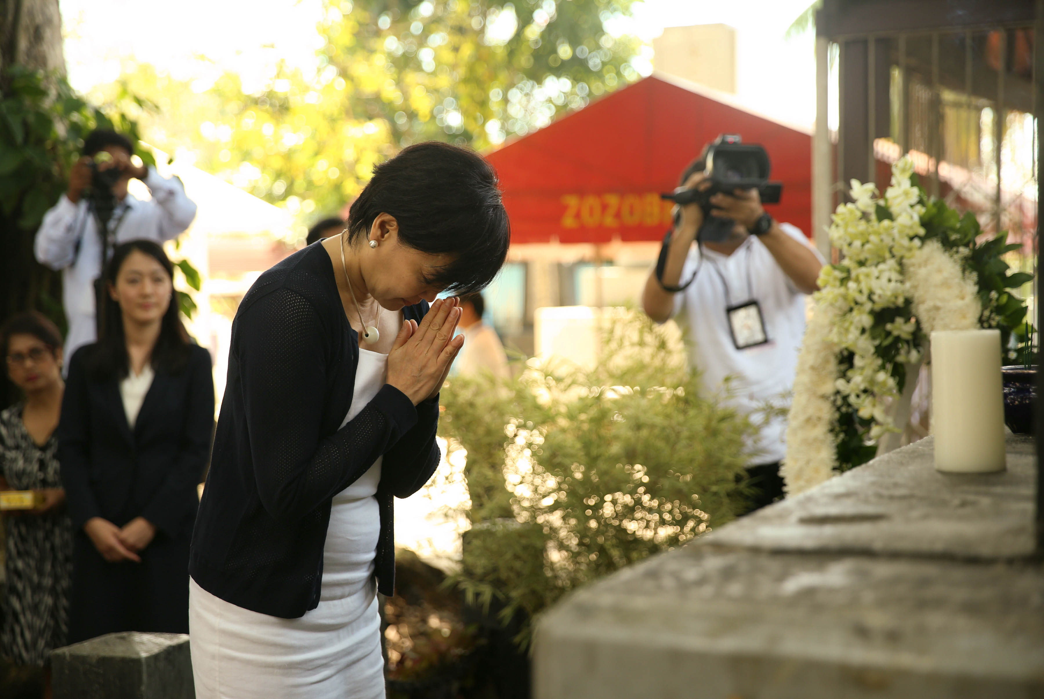 Japan Prime Minister’s wife Akie Abe prays before a tomb at the Japanese cemetery,where early Japanese settlers are buried, in Barangay Mintal, Davao City on January 13, 2017. The visit is part of Prime Minister Shinzo Abe’s two-day official visit in the country. KARL NORMAN ALONZO/Presidential Photo