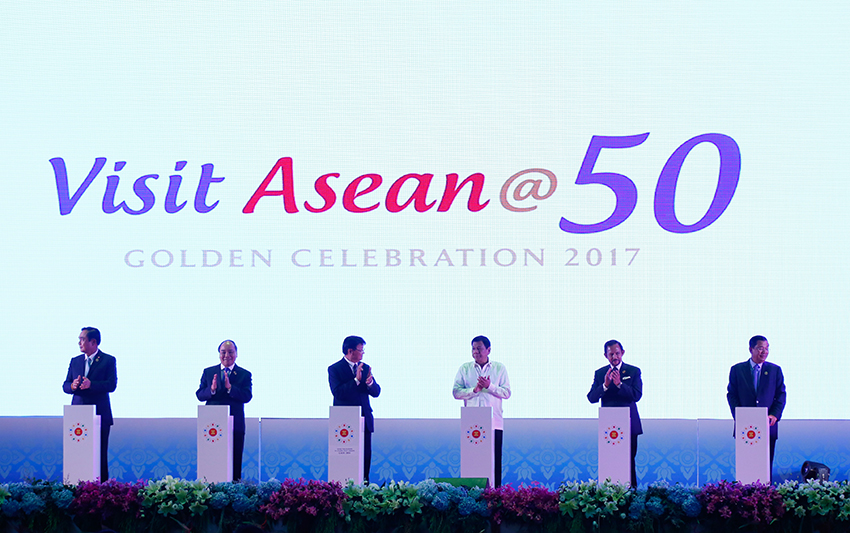 President Rodrigo Duterte and other heads of states unveil the logo of ASEAN’s Golden Anniversary in 2017 during the ASEAN Summit opening ceremony at the National Convention Center in Vientiane, Laos on September 6, 2017. (Toto Lozano/PPD)