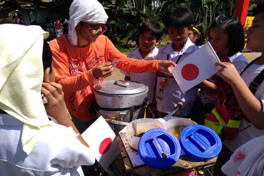 TAHO VENDOR. A taho vendor attends to students of Mintal Elementary School as they take a short break while waiting for the arrival of Japanese First Lady Akie Abe on Friday  morning, Jan. 13, 2017. (Zea Io Ming C. Capistrano/davaotoday.com)