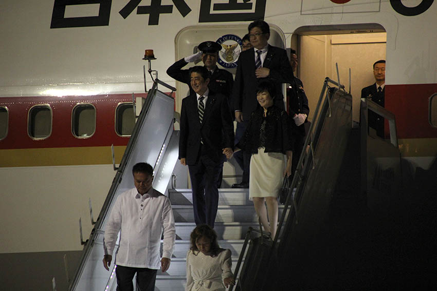 PRIME MINISTER'S ARRIVAL. Japanese Prime Minister Shinzo Abe arrives at the Davao International Airport in Davao City on Thursday evening, Jan. 12, 2015. (Paulo C. Rizal/davaotoday.com) 