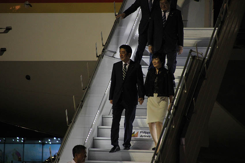 PRIME MINISTER'S ARRIVAL. Japanese Prime Minister Shinzo Abe arrives at the Davao International Airport in Davao City on Thursday evening, Jan. 12, 2015. (Paulo C. Rizal/davaotoday.com) 