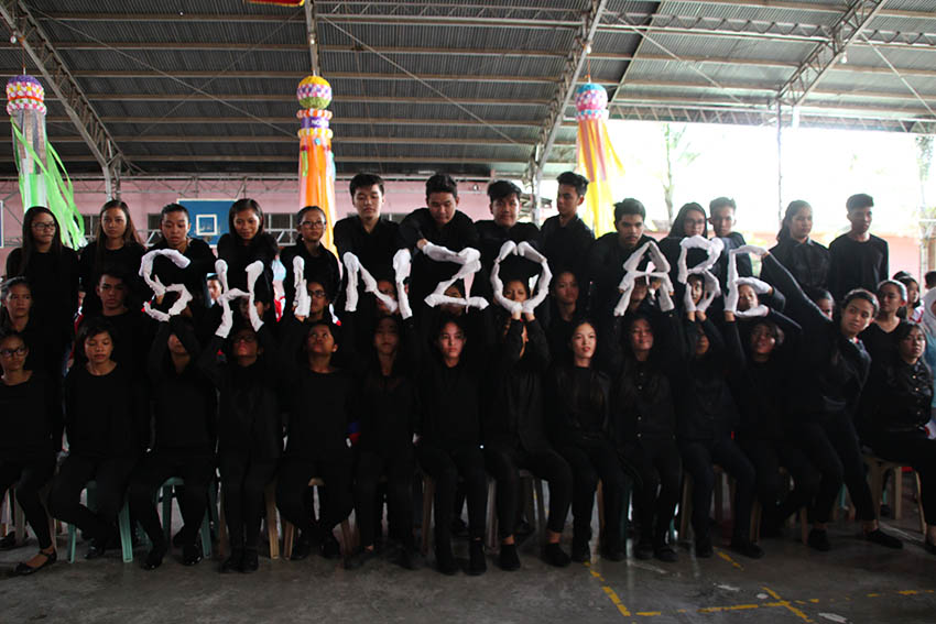 PRESENTATION. A selected group of students form Japanese Prime Minister Shinzo Abe's name with their hands as Abe visits the Mindanao Kokusai Daigaku in Davao City on Friday, Jan. 13. Some 1,700 students welcomed Abe during his visit. (Paulo C. Rizal/davaotoday.com) 