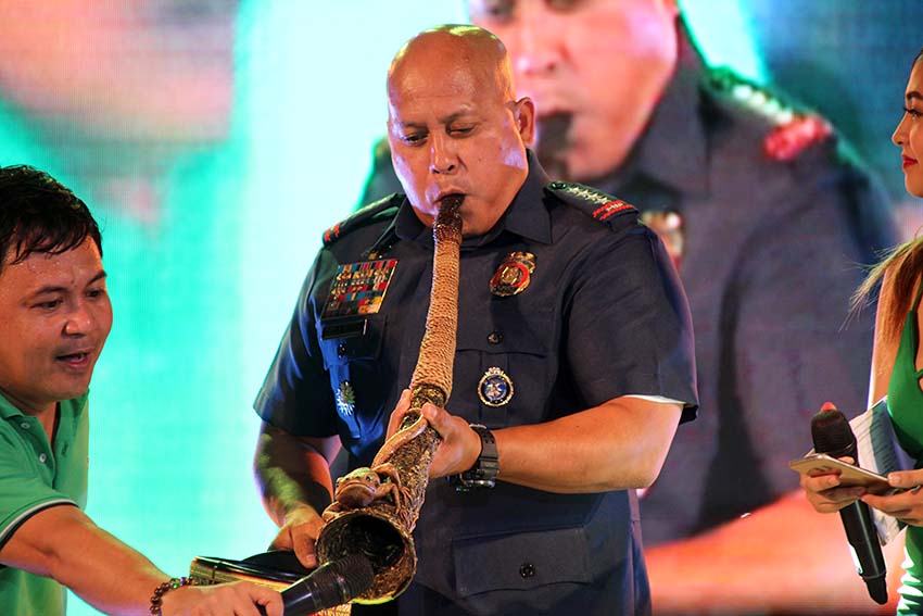 Philippine National Police Director General Ronald Dela Rosa blows a ceremonial horn during the Torotot Festival on Saturday evening, Dec. 31 at Rizal Park, Davao City. Dela Rosa says law enforcement personnel across the country are patrolling the streets to ensure the safety and security of the public on yuletide holidays. (Paulo C. Rizal/davaotoday.com)