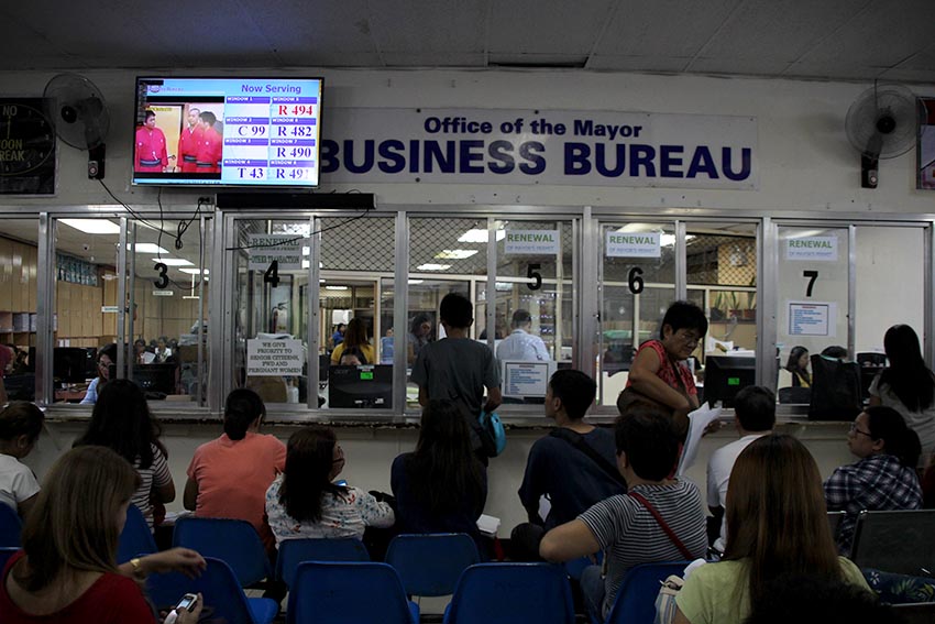 CROWDING. More business owners flock to the office of the Business Bureau inside the Sangguniang Panlungsod along San Pedro street, Davao City on the second day of renewal of permits for this year Tuesday, Jan. 3, 2017.(Paulo C. Rizal/davaotoday.com) 