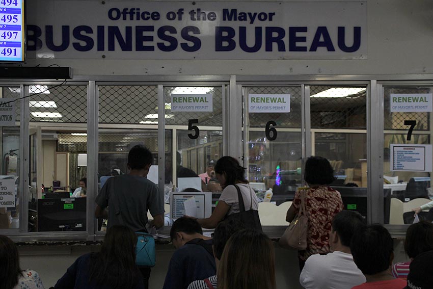 CROWDING. More business owners flock to the office of the Business Bureau inside the Sangguniang Panlungsod along San Pedro street, Davao City on the second day of renewal of permits for this year.(Paulo C. Rizal/davaotoday.com) 