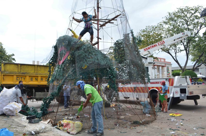 Workers of the City Environment and Natural Resources in Davao City start dismantling Christmas decorations displayed in Rizal Park and city hall  on Tuesday, Jan 10, 2017. (Medel V. Hernani/davaotoday.com) 