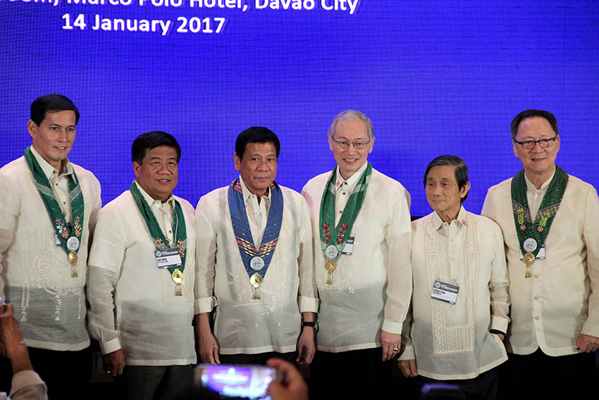 TOP BUSINESS. President Rodrigo Duterte poses for a picture with (L-R) Davao City Chamber of Commerce and Industry, Inc. President Capt. Ronald Go, Chairman of the Board Antonio Dela Cruz, John Gaisano, Jr., Sebastian Angliongto, and Bonifacio Tan.  PHOTO: PAULO RIZAL/DAVAOTODAY.COM