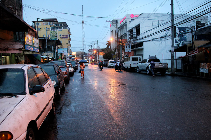 ILLEGAL PARKING. Seen in this photo are motor vehicles parking on both sides of the road along Rizal street in Davao City. On Wednesday, Jan. 18, Davao City Police Chief Sr. Supt. Michael John Dubria announces the launching of the Road Discipline Task Force, which, among others, aims to decongest the city's roads by apprehending motorized vehicles parking on either side of public roads. (Paulo C. Rizal/davaotoday.com) 