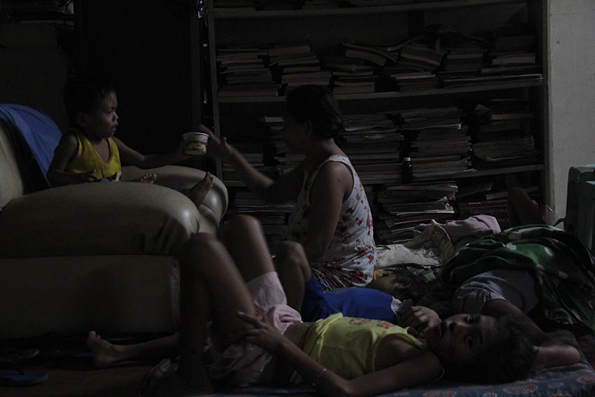 SAFE PLACE. Residents from the Arroyo Compound in Barangay Matina Pangi spend the night sharing hot cupfuls of instant noodles inside the Matina Crossing barangay hall on Monday evening, January 2. (Paulo C. Rizal/davaotoday.com) 