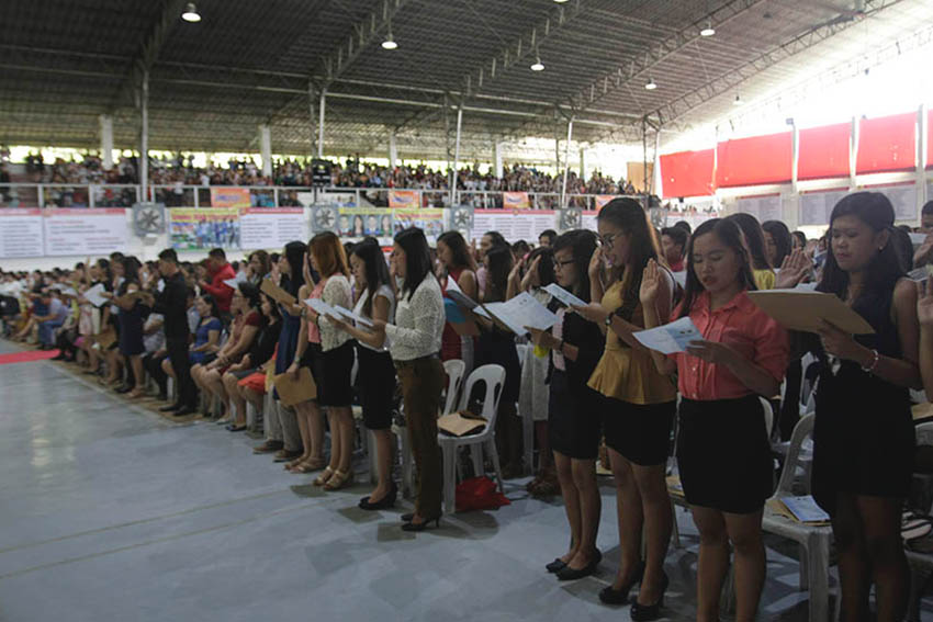 More than 3,000 new teachers from different areas in Davao region take their oath at the University of Mindanao in Davao City on Monday, Jan. 9, 2017. (Maria Patricia C. Borromeo/davaotoday.com)