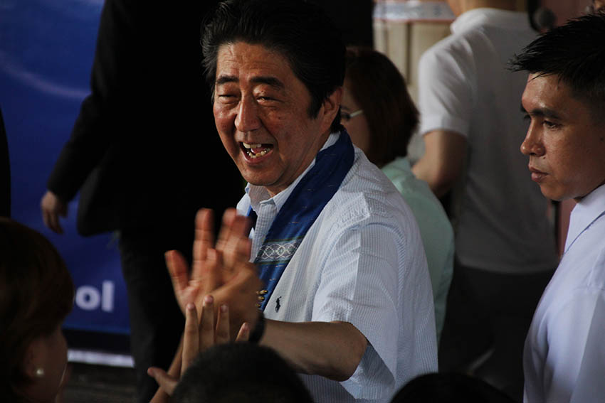 HIGH-FIVE. Japanese Prime Minister Shinzo Abe high-five a student from the Mindanao Kokusai Daigaku in Davao City during his visit to the school on Friday, Jan. 13, 2017. (Paulo C. Rizal/davaotoday.com)