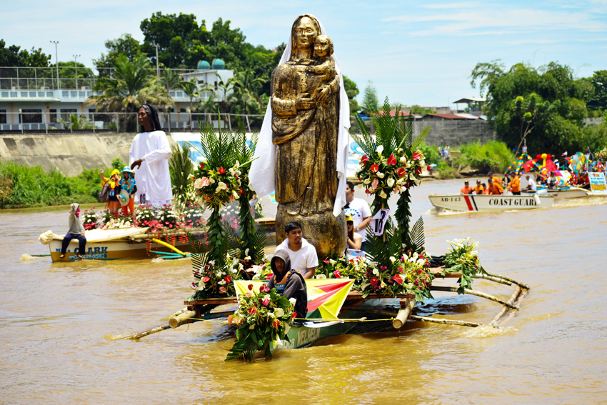 GIGANTIC. Statues of saints are paraded in the annual fluvial procession of Higalaay Festival 2017, a month-long festivity held annually in Cagayan de Oro City. (Jigger J. Jerusalem/davaotoday.com)