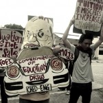 PLACARD POWER. Students hold a picket at the Commission on Higher Education Regional Office XI to express anger on the commission's "inutility" over the annual increase in tuition and miscellaneous fees and privatization schemes. (contributed photo)