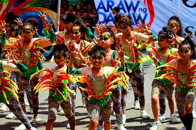 SAYAWAN SA DA'N 2013. Students perform their best at the cultural street dancing competition witnessed by thousands of people, including local and foreign tourists Friday in Davao City. The event is one of the highlights of the 76th Araw ng Dabaw celebration. (davaotoday.com photo by Ace R. Morandante)