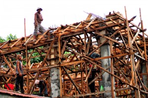 THE HANDS THAT BUILD. Constructing this building along Davao City’s C. Bangoy Street won’t be possible without these laborers. (davaotoday.com photo by Ace R. Morandante)