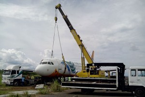 THE LIFT. A crane tries to lift Cebu Pacific’s aircraft Tuesday afternoon at the Francisco Bangoy International Airport in Davao City. The plane veered off the runway last Sunday evening blocking all flights until it’s extricated. (davaotoday.com photo by John Rizle L. Saligumba)