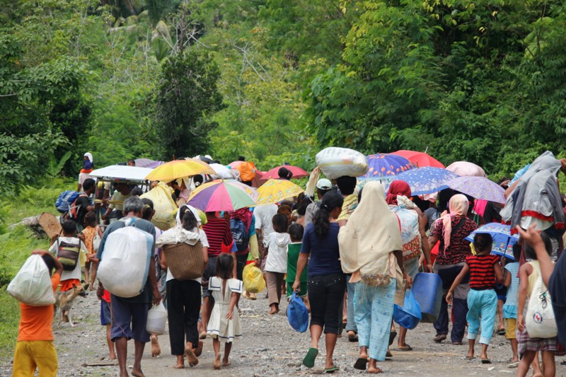 Agusanon Manobos hurt by police in evacuation camp