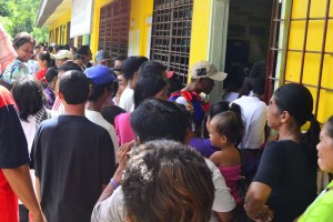 CROWDED. Farmers line up patiently in voting precincts in Paquibato. (davaotoday.com photo by Earl O. Condeza)