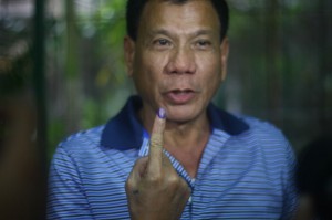 MAYOR'S CHOICE. Mayor Rodrigo Duterte casts his vote in Daniel R. Aguinaldo National High School around 2 pm. He did not divulge his candidate to the media as he said the barangay polls are supposed to be non-partisan. (davaotoday.com photo by John Rizle L. Saligumba)