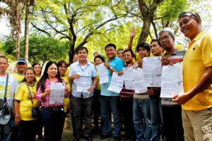 Former City Councilor and Barangay Chair Dante Apostol (in light blue shirt) seeks his return to the barangay post in Panacan. (davaotoday.com photo by Medel V. Hernani)