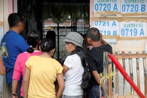 CROWDED WATCH. Supporters of candidates crowd the doorway in SIR Elementary School (Brgy. 76-A) as canvassing of the votes begins after three pm. (davaotoday.com photo by Medel V. Hernani)