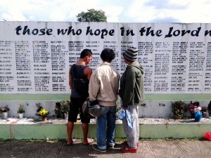 Observing All Soul's Day at La Filipina Cemetery, Tagum City. (davaotoday.com photo by Mart D. Sambalud)