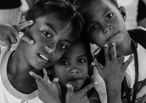 Boys, brotherhood, and hand signs.(davaotoday.com photo by Ace R. Morandante)