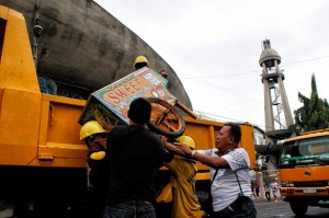 An ice cream cart gets carted by the demolition team in front of the San Pedro Cathedral in San Pedro Street. (davaotoday.com photo by Medel V. Hernani)