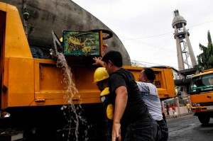 Ice and water pour out from the ice cream cart as it got tilted sideways during the demolition of sidewalk vendors. (davaotoday.com photo by Medel V. Hernani)