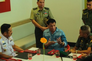 MAYOR WELCOMES INDONESIAN COMMANDER. Davao City Mayor Rodrigo Duterte (center) welcomes Indonesian Military Area Command Major General Tril Bachtiar (right) and party who attended the Philippine-Indonesian Border Committee Chairman's Conference with the AFP Eastern Mindanao Command. (Ace R. Morandante, davaotoday.com)