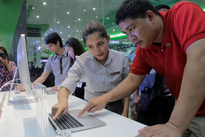 APPLE STORE OPENS IN SM