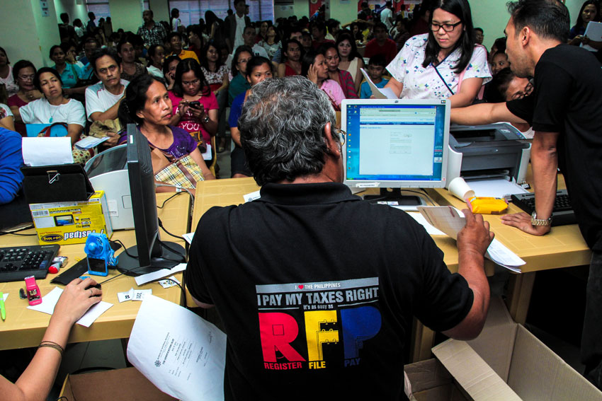 Thousands rush on last day of income tax-filing