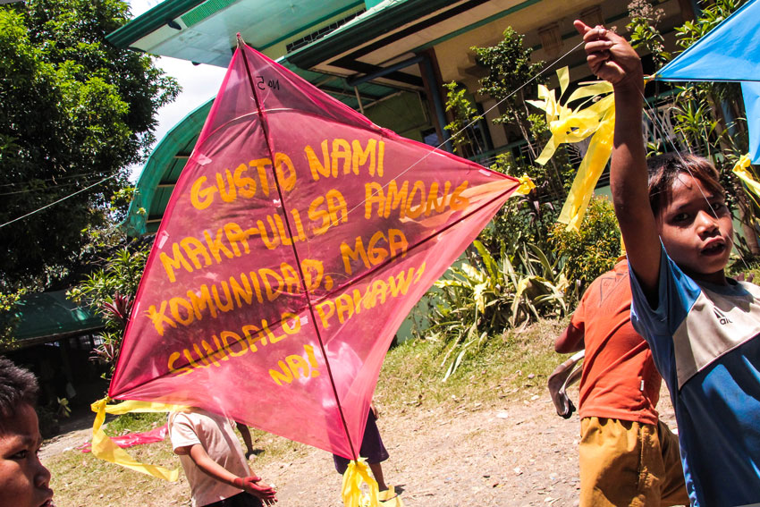 Manobo kids fly kites to demand military pullout in their hometown