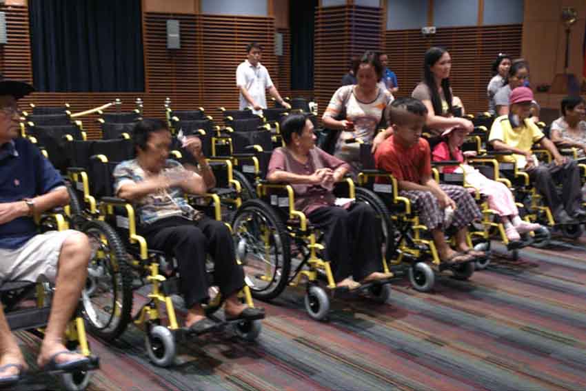 Davao university help give free wheelchairs