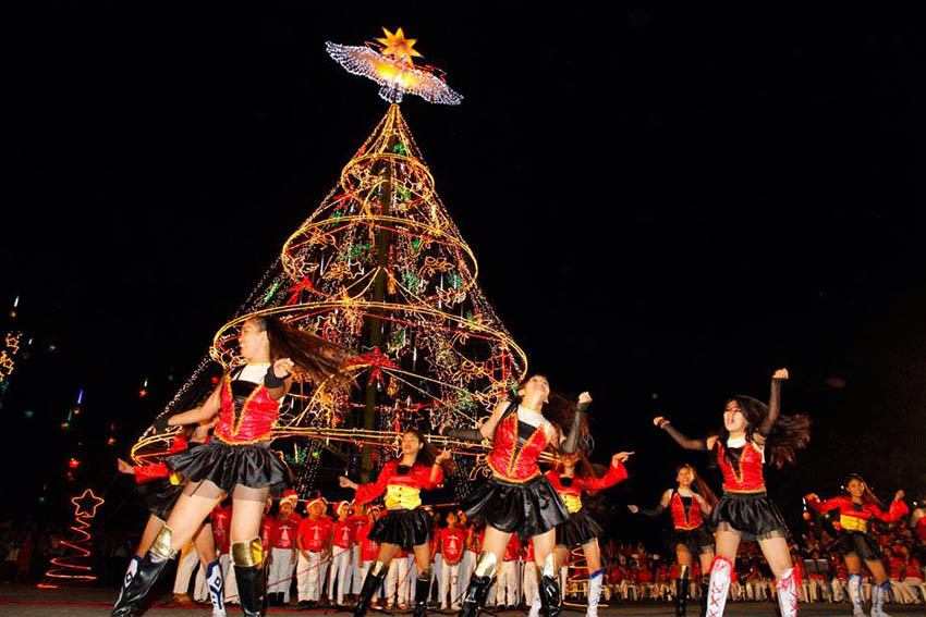 Street kids dream on as 61-ft Christmas tree is lit in Tagum