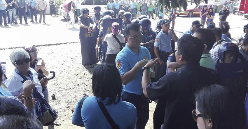 HAPPENING NOW: Davao police raid IP evacuation camp inside church compound