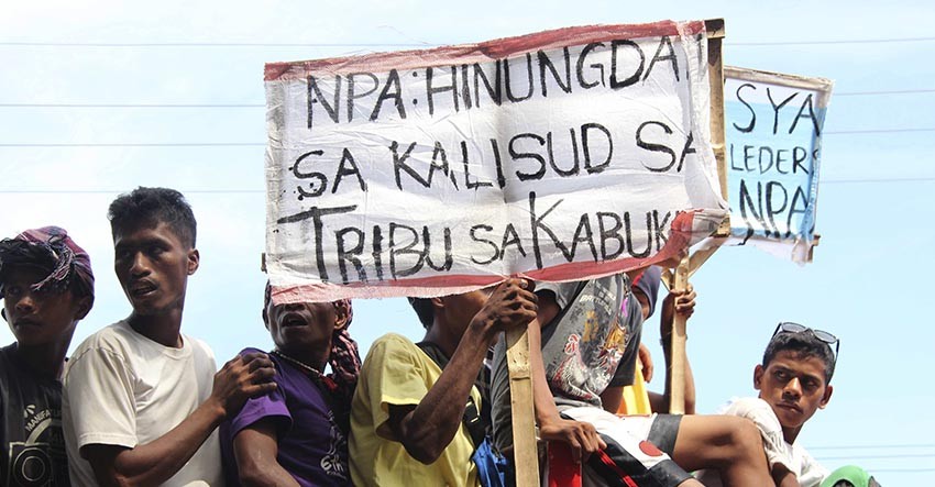 Tribal militiamen stage rally outside evacuation camp in Davao City