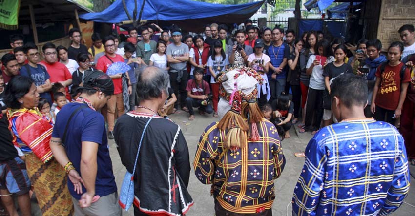 UP student leaders, campus writers, visit Lumads in evacuation center