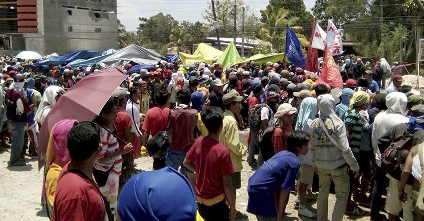 ‘Hungry’ farmers hold barricade in North Cotabato highway, demand 15,000 sacks of rice   