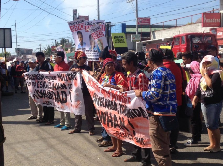 Thousands of farmers, Lumad set up barricade in front of army camp