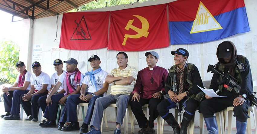 Duterte receives NPA’s prisoners of war