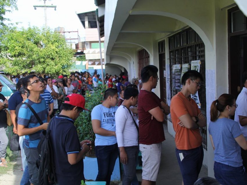 Davao voters flock early as glitches mark elections