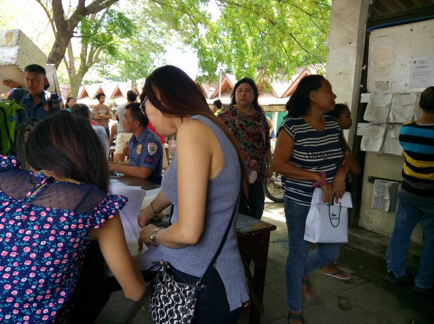 Unable to vote, dismayed voters go to Comelec, but…