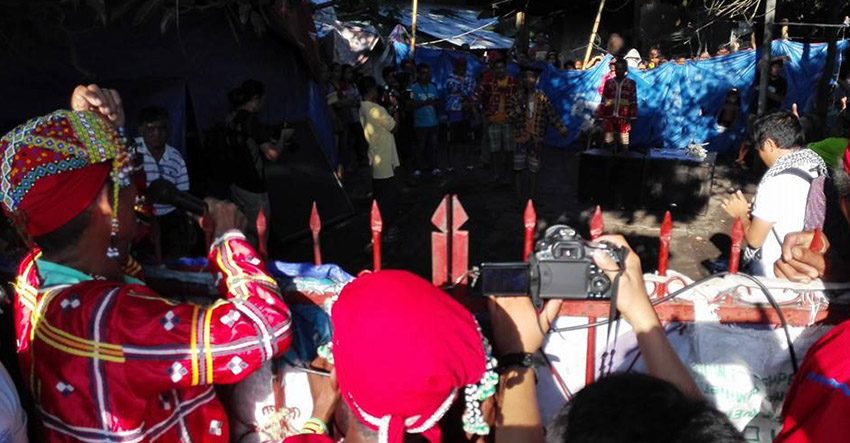 Paramilitary with bolos forcibly enter Lumad sanctuary